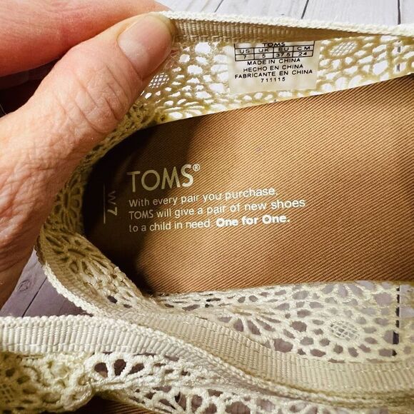 TOMS Cream Lace Flat Slip On Canvas Shoes Sz 7 - Picture 2 of 5